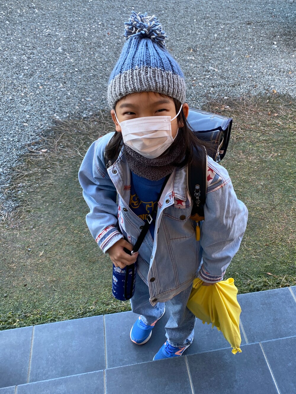 ブルー系のデニムパンツ、ブルー系のデニムジャケット、ブルー系のスニーカーを着用したキッズの冬コーディネートの2枚目の写真