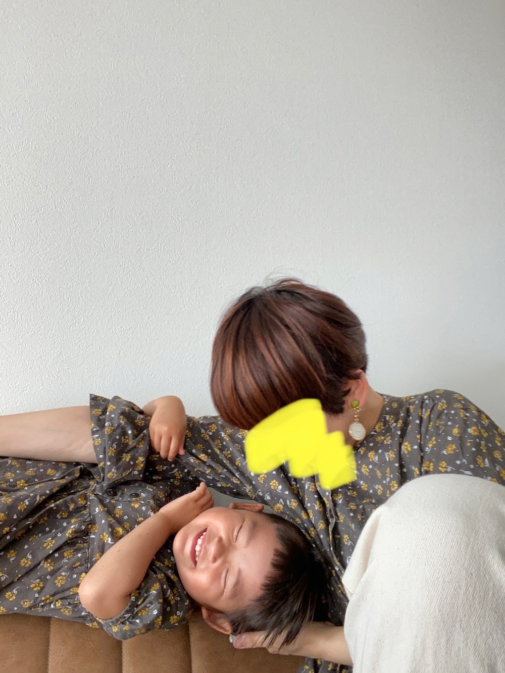 ブラック系のワンピース、グレー系のワンピース、ホワイト系のデニムパンツを着用したキッズの春コーディネートの2枚目の写真