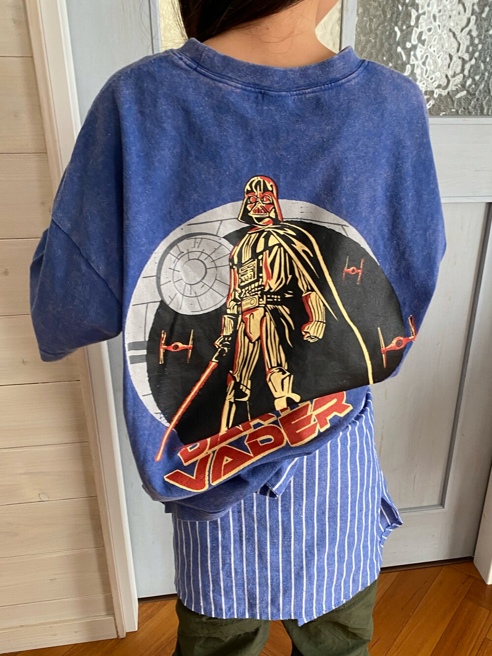 ブルー系のTシャツ/カットソー、グリーン系のカーゴパンツ、レッド系のスニーカーを着用したキッズの春コーディネートの2枚目の写真