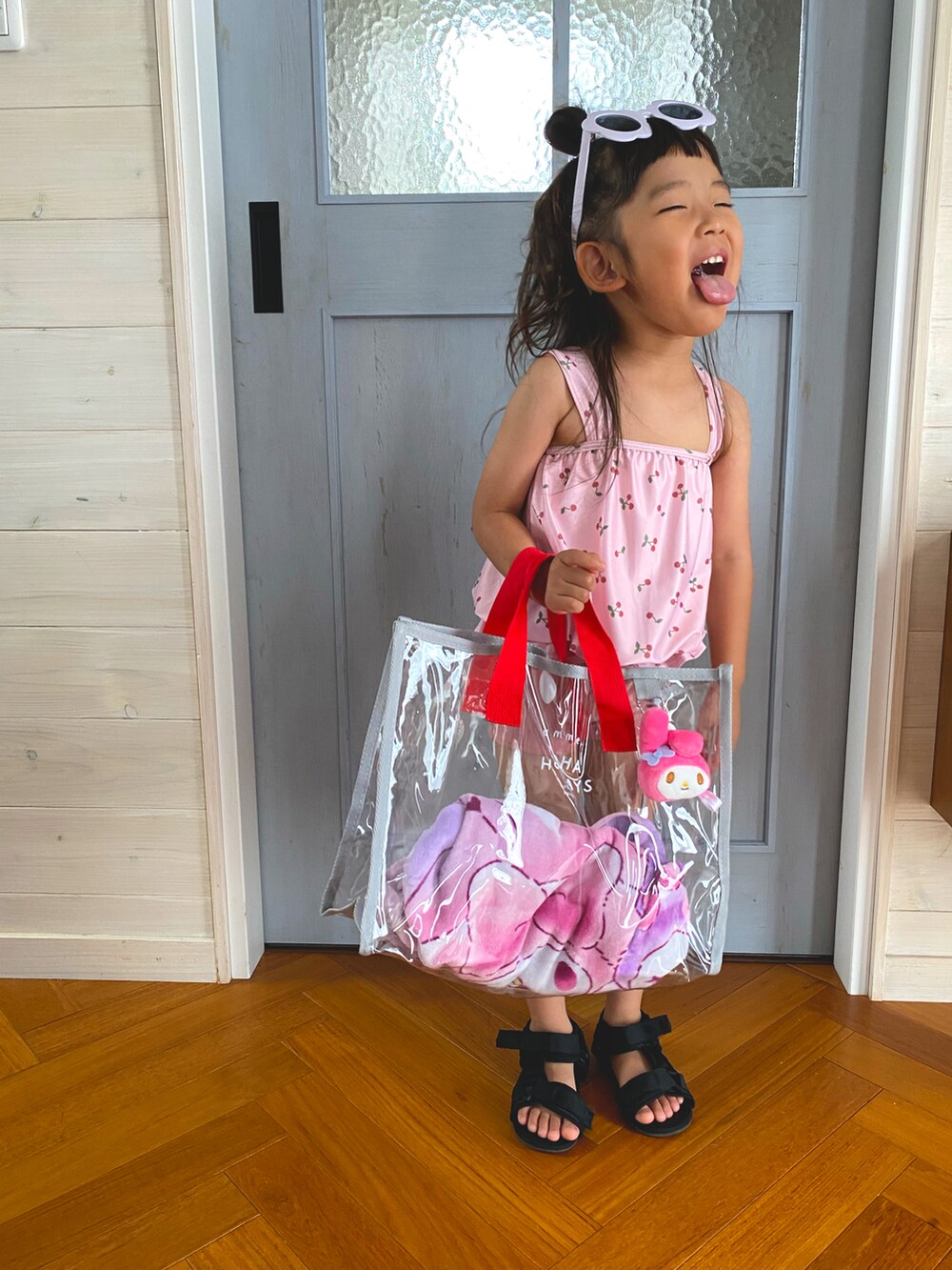 その他のトートバッグ、ブラック系のサンダル、ピンク系の水着を着用したキッズの夏コーディネートの2枚目の写真