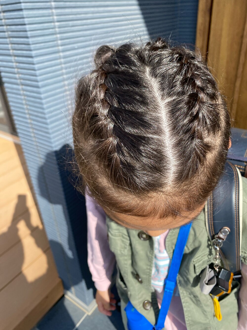 グリーン系のパンツ、グリーン系のベスト、ピンク系のスウェットを着用したキッズの春コーディネートの3枚目の写真