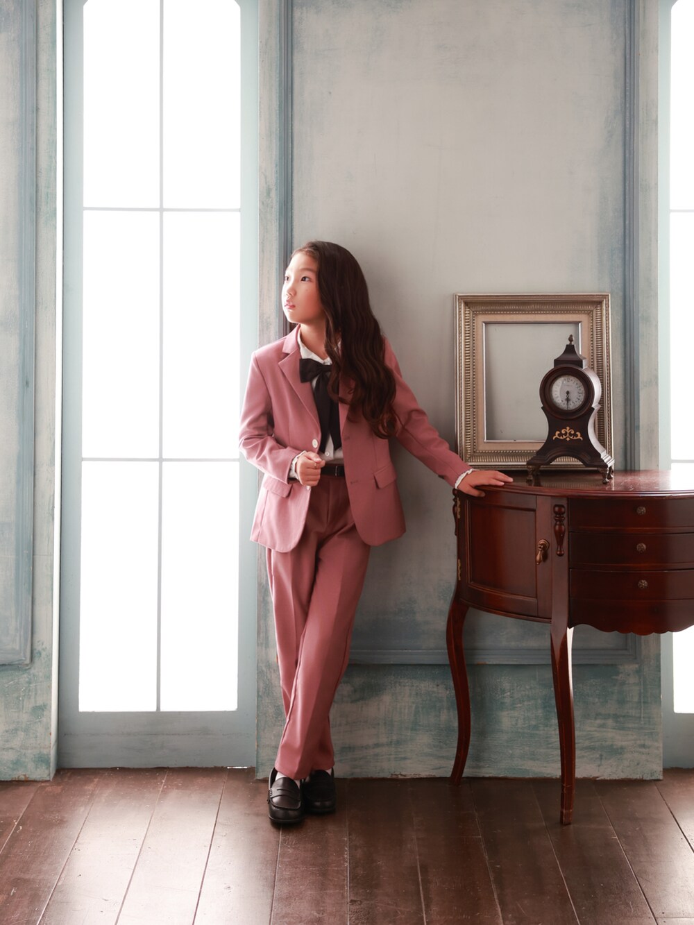 ピンク系のスーツジャケットを着用したキッズの夏コーディネートの3枚目の写真