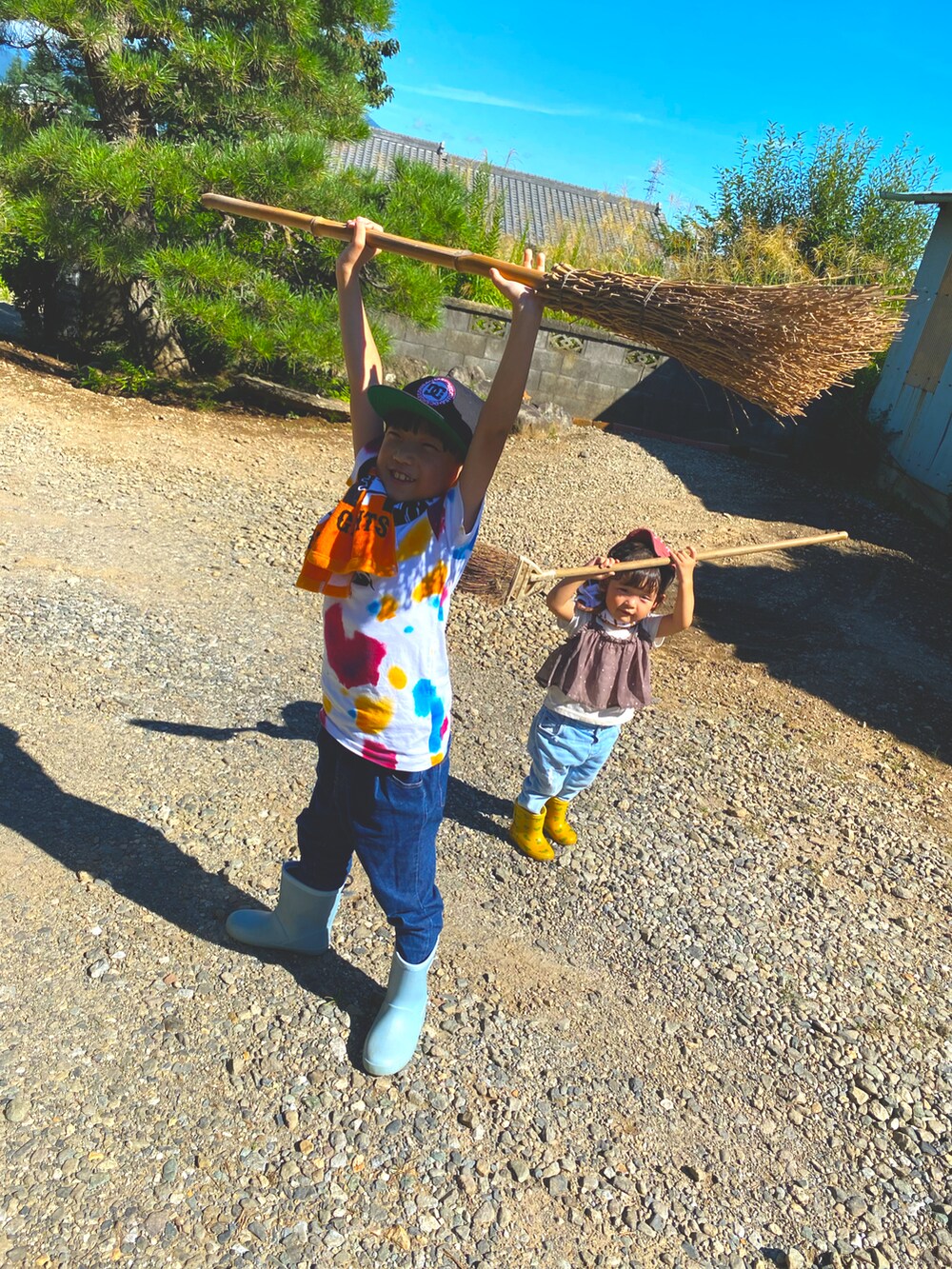 ホワイト系のTシャツ/カットソー、ブルー系のレインシューズを着用したキッズの秋コーディネートの3枚目の写真