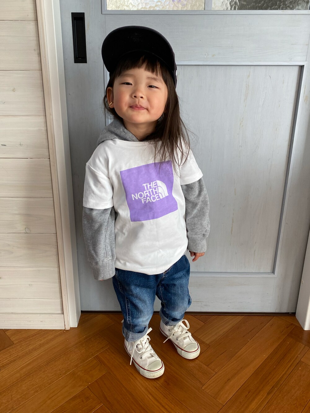 ホワイト系のTシャツ/カットソー、ホワイト系のスニーカー、ブルー系のキャップを着用したキッズの春コーディネートの3枚目の写真