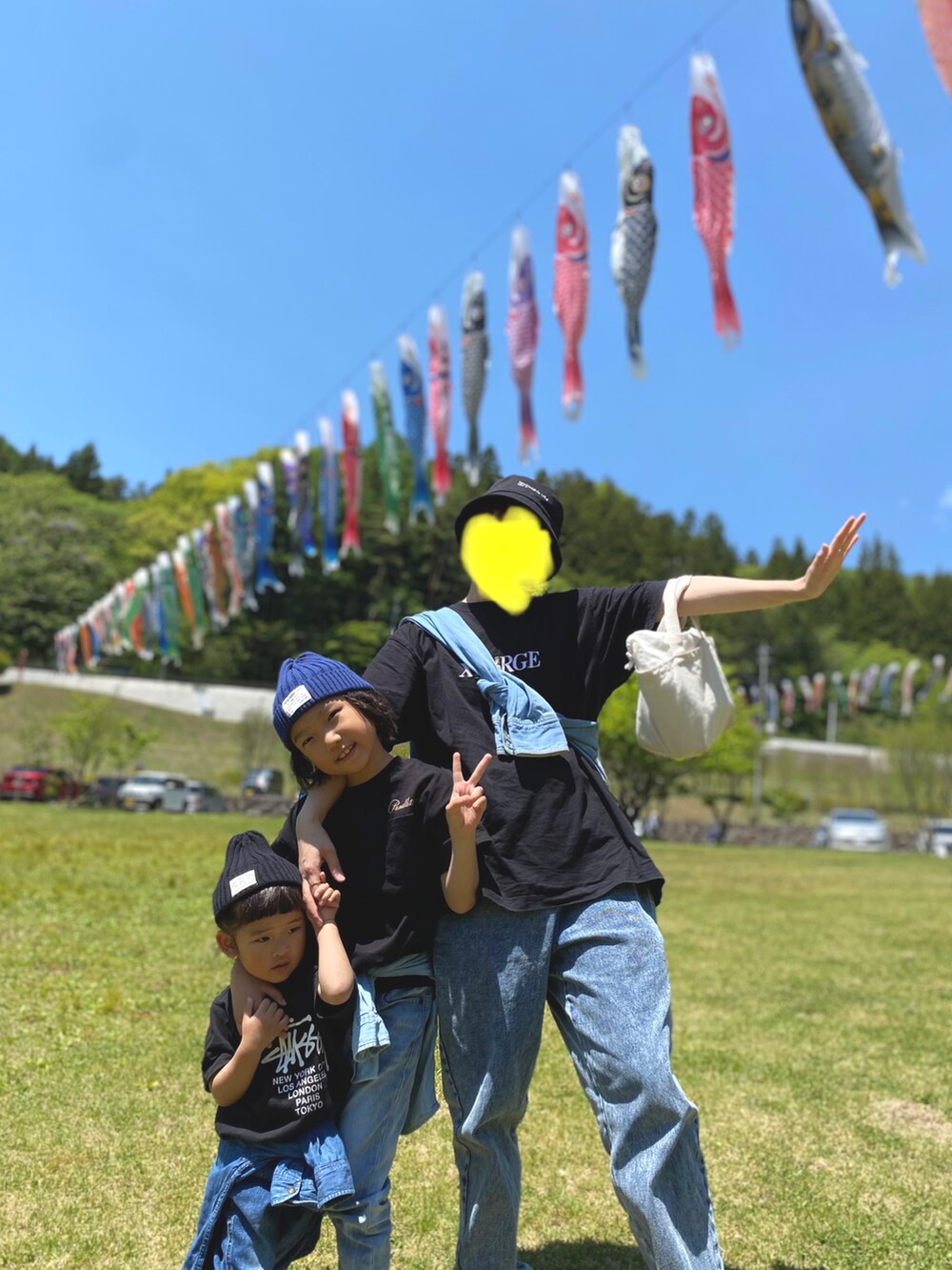 ブラック系のTシャツ/カットソー、レッド系のスニーカー、レッド系のスニーカーを着用したキッズの春コーディネートの3枚目の写真