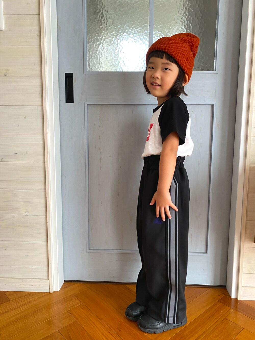 ブラック系のその他パンツ、ホワイト系のTシャツ/カットソー、ブラック系のスニーカーを着用したキッズの夏コーディネートの2枚目の写真