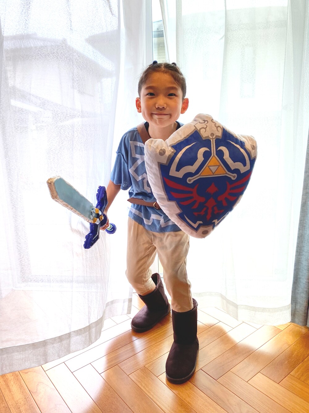 ブラウン系のブーツ、ホワイト系のその他、ブルー系のコスチューム/パーティーグッズを着用したキッズの夏コーディネートの3枚目の写真