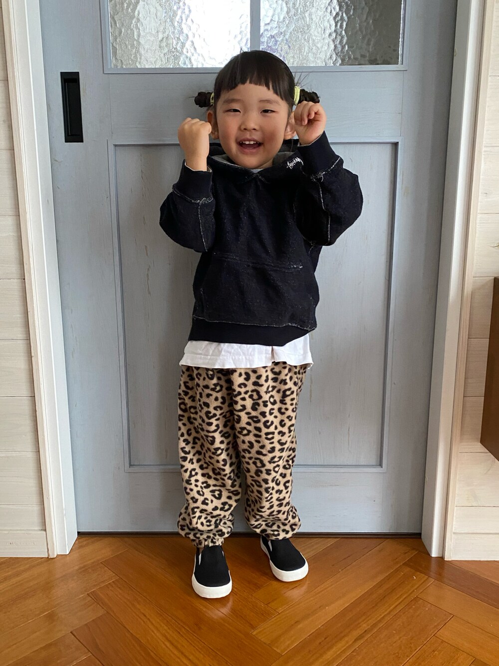 ベージュ系のパンツ、グレー系のパーカー、ブラック系のスリッポンを着用したキッズの冬コーディネートの2枚目の写真