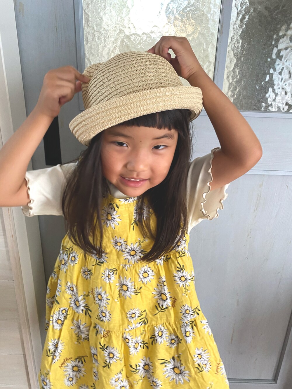 ホワイト系のトップス、イエロー系のトップス、ホワイト系のパンツを着用したキッズの夏コーディネートの2枚目の写真