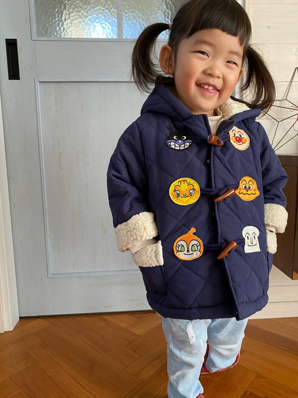 ブルー系のダッフルコート、レッド系のスニーカーを着用したキッズの冬コーディネートの2枚目の写真