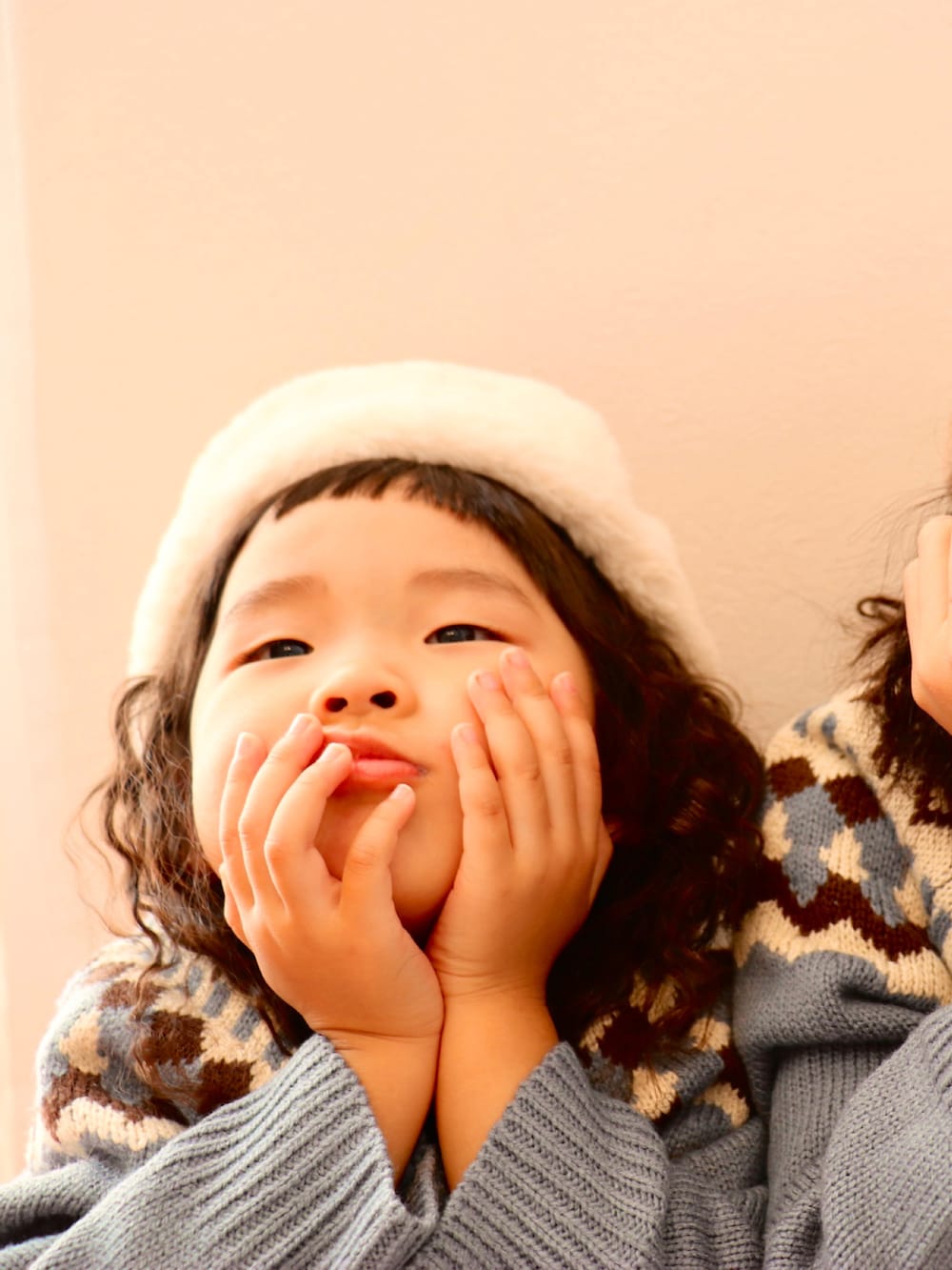 ブルー系のニット/セーター、ブルー系のニット/セーター、ホワイト系のデニムパンツを着用したキッズの冬コーディネートの3枚目の写真