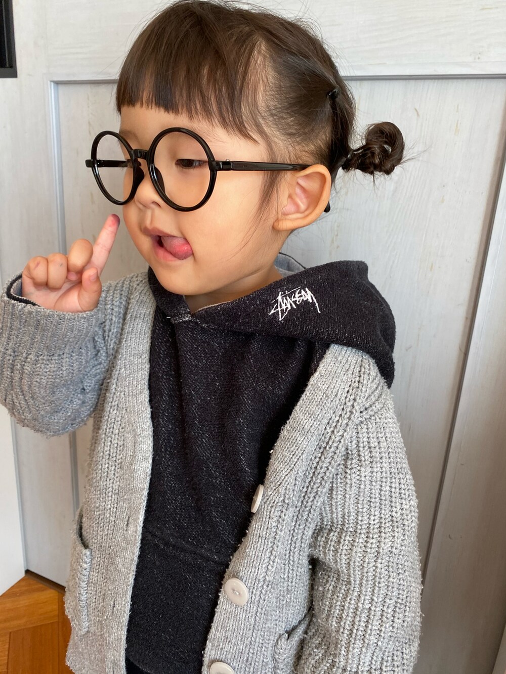 グレー系のジャケット/アウター、ブラック系のスニーカー、ピンク系のソックス/靴下を着用したキッズの秋コーディネートの2枚目の写真