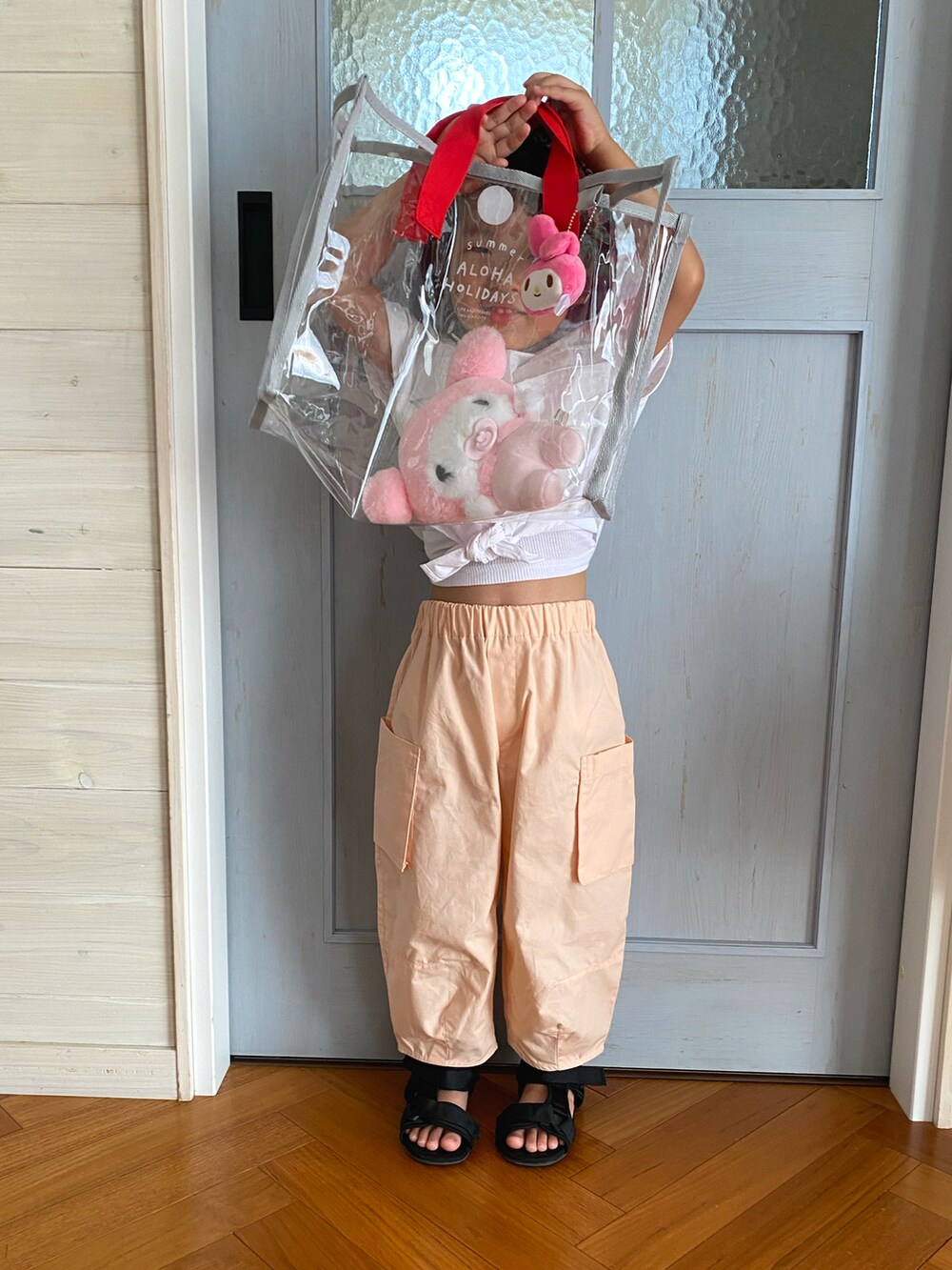 ホワイト系のシャツ/ブラウス、ピンク系のカーゴパンツ、ブラック系のサンダルを着用したキッズの夏コーディネートの2枚目の写真