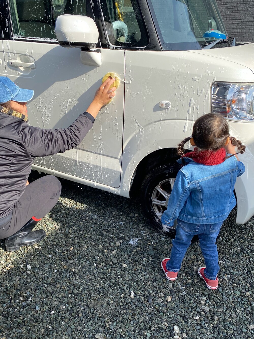 ブルー系のデニムジャケット、ブルー系のデニムパンツ、ブルー系のスニーカーを着用したキッズの冬コーディネートの2枚目の写真