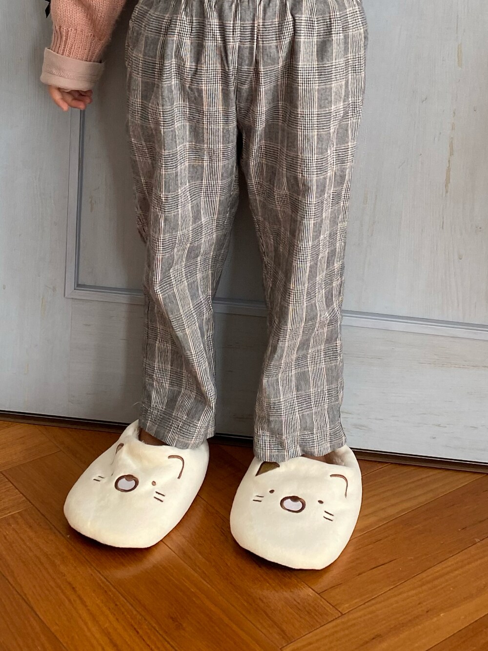 ピンク系のニット/セーター、グレー系のパンツ、ベージュ系のルームシューズ/スリッパを着用したキッズの冬コーディネートの2枚目の写真