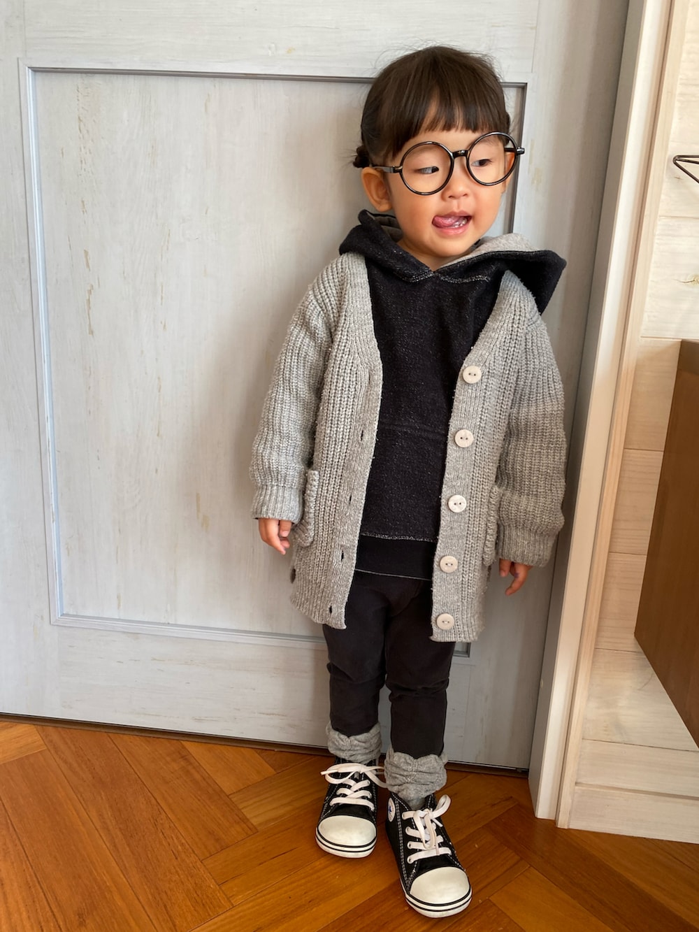 グレー系のジャケット/アウター、ブラック系のスニーカー、ピンク系のソックス/靴下を着用したキッズの秋コーディネートの3枚目の写真