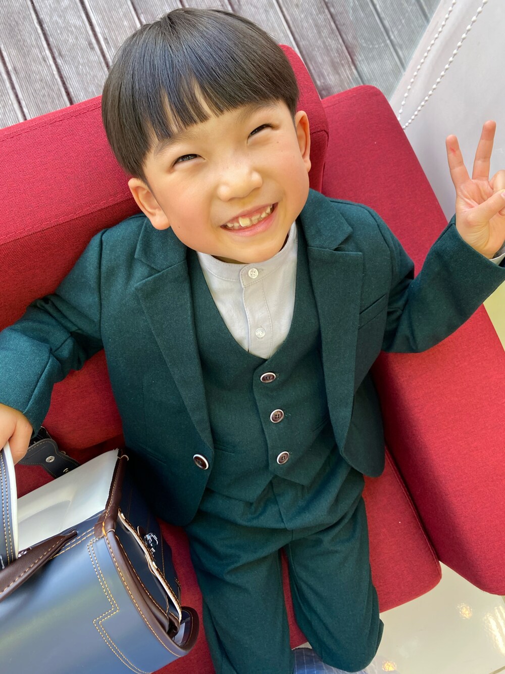 グレー系のシャツ/ブラウス、ブラック系のシャツ/ブラウス、ブラック系のローファーを着用したキッズの春コーディネートの2枚目の写真