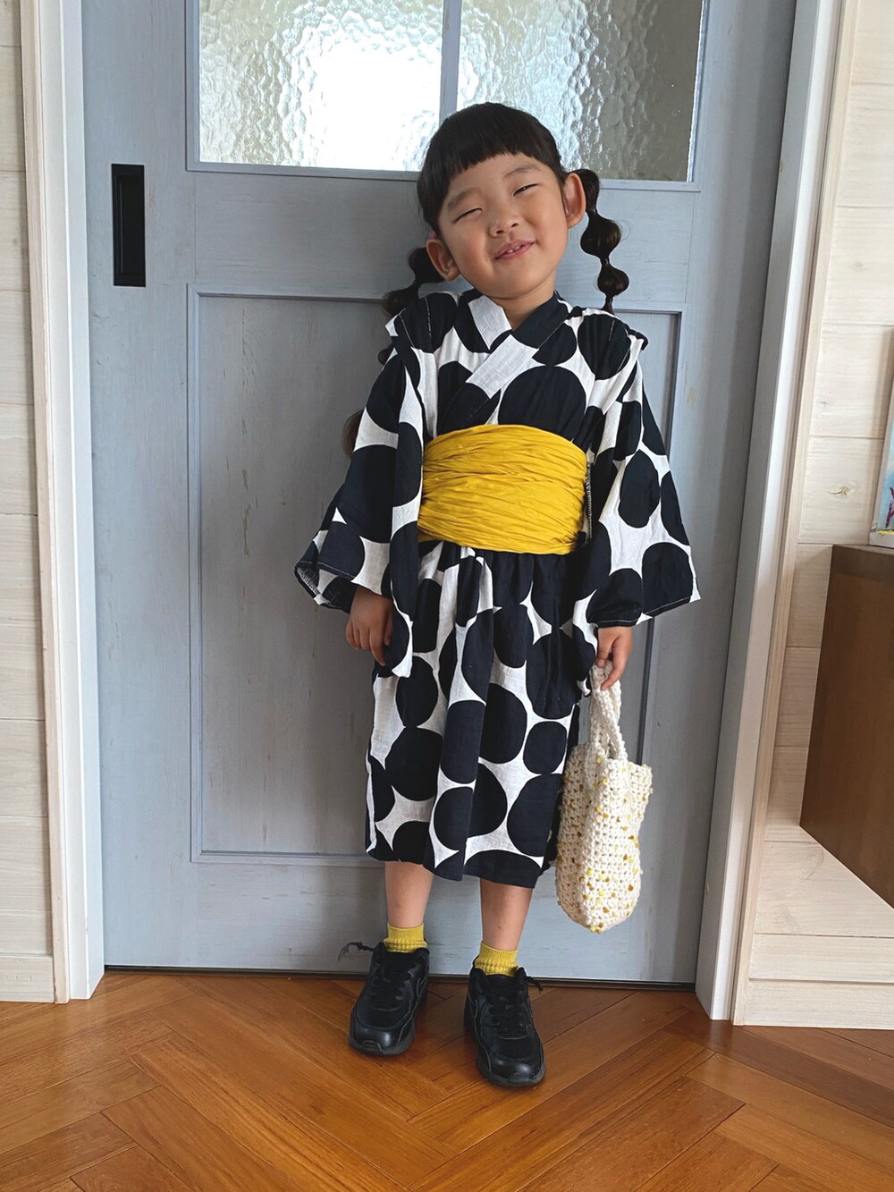 ホワイト系の浴衣を着用したキッズの夏コーディネートの4枚目の写真