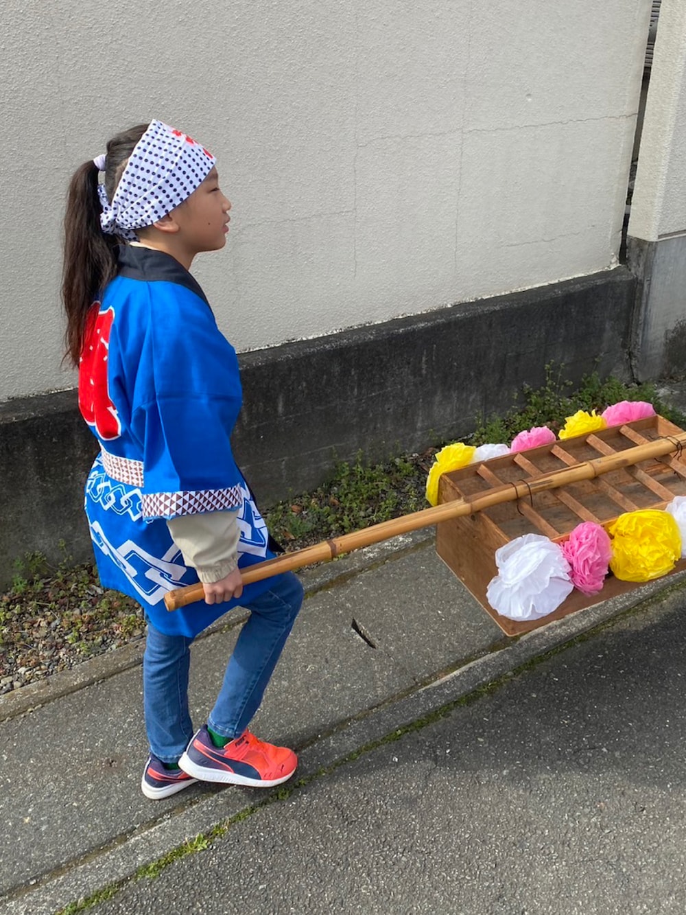 オレンジ系のスニーカー、ベージュ系のスニーカーを着用したキッズの春コーディネートの4枚目の写真