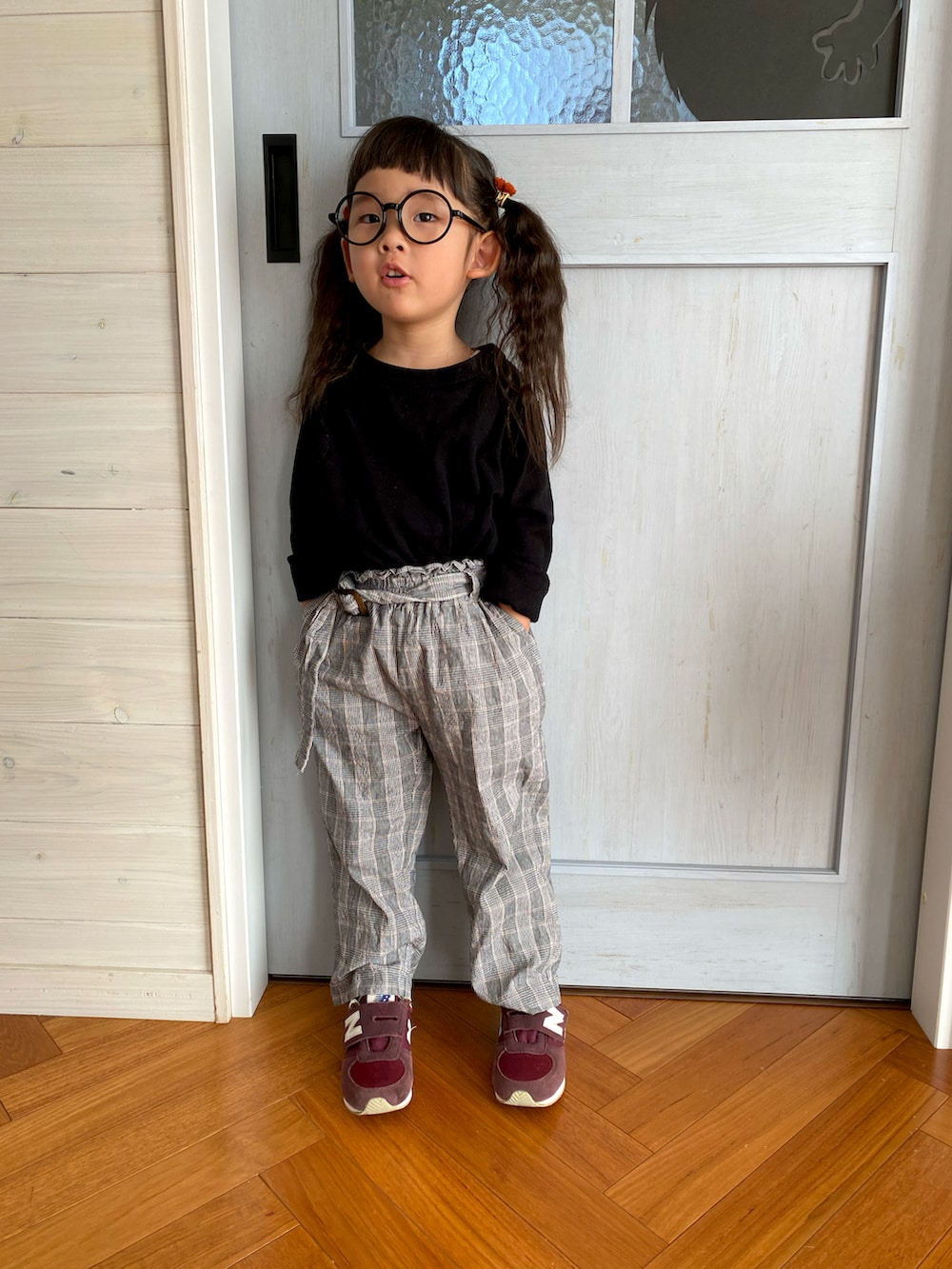 ブラック系のTシャツ/カットソー、グレー系のパンツ、レッド系のスニーカーを着用したキッズの秋コーディネートの2枚目の写真