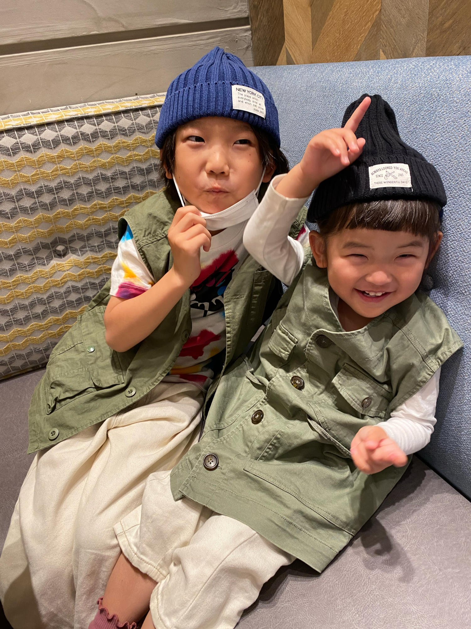 グリーン系のベスト、グリーン系のベスト、ホワイト系のデニムパンツを着用したキッズの春コーディネートの2枚目の写真