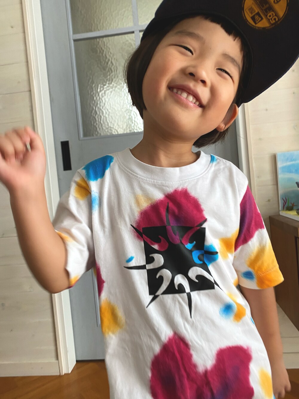 ホワイト系のTシャツ/カットソー、ブラック系のサンダル、イエロー系のソックス/靴下を着用したキッズの夏コーディネートの3枚目の写真