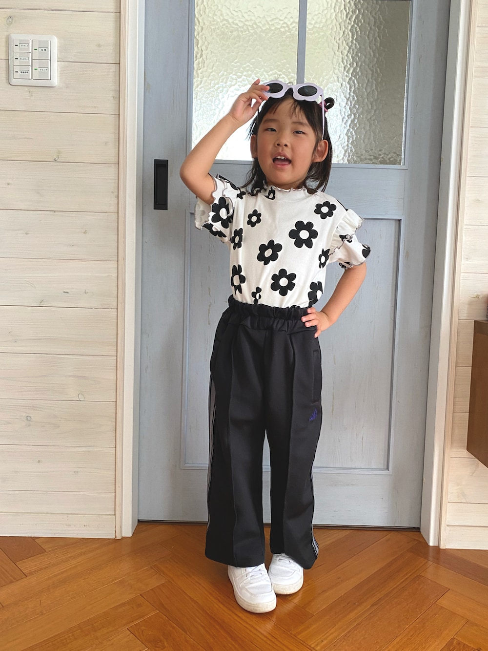 ホワイト系のTシャツ/カットソー、ブラック系のその他パンツ、ホワイト系のスニーカーを着用したキッズの春コーディネートの3枚目の写真