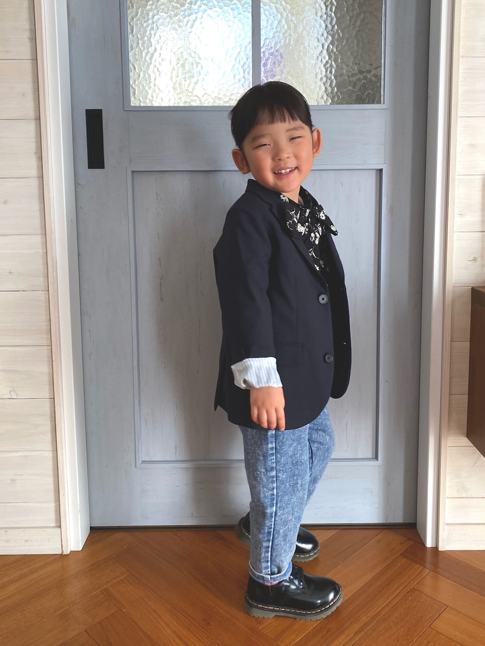 ブルー系のテーラードジャケット、ブルー系のデニムパンツ、ブラック系のローファーを着用したキッズの春コーディネートの2枚目の写真