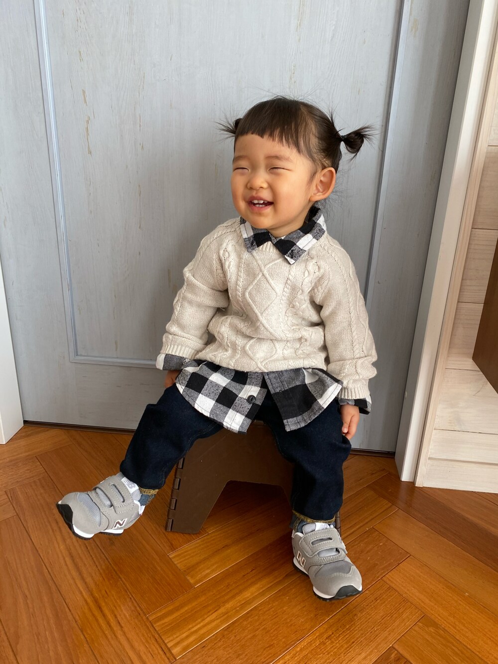 グレー系のスニーカー、グレー系のスニーカー、ホワイト系のニット/セーターを着用したキッズの冬コーディネートの3枚目の写真