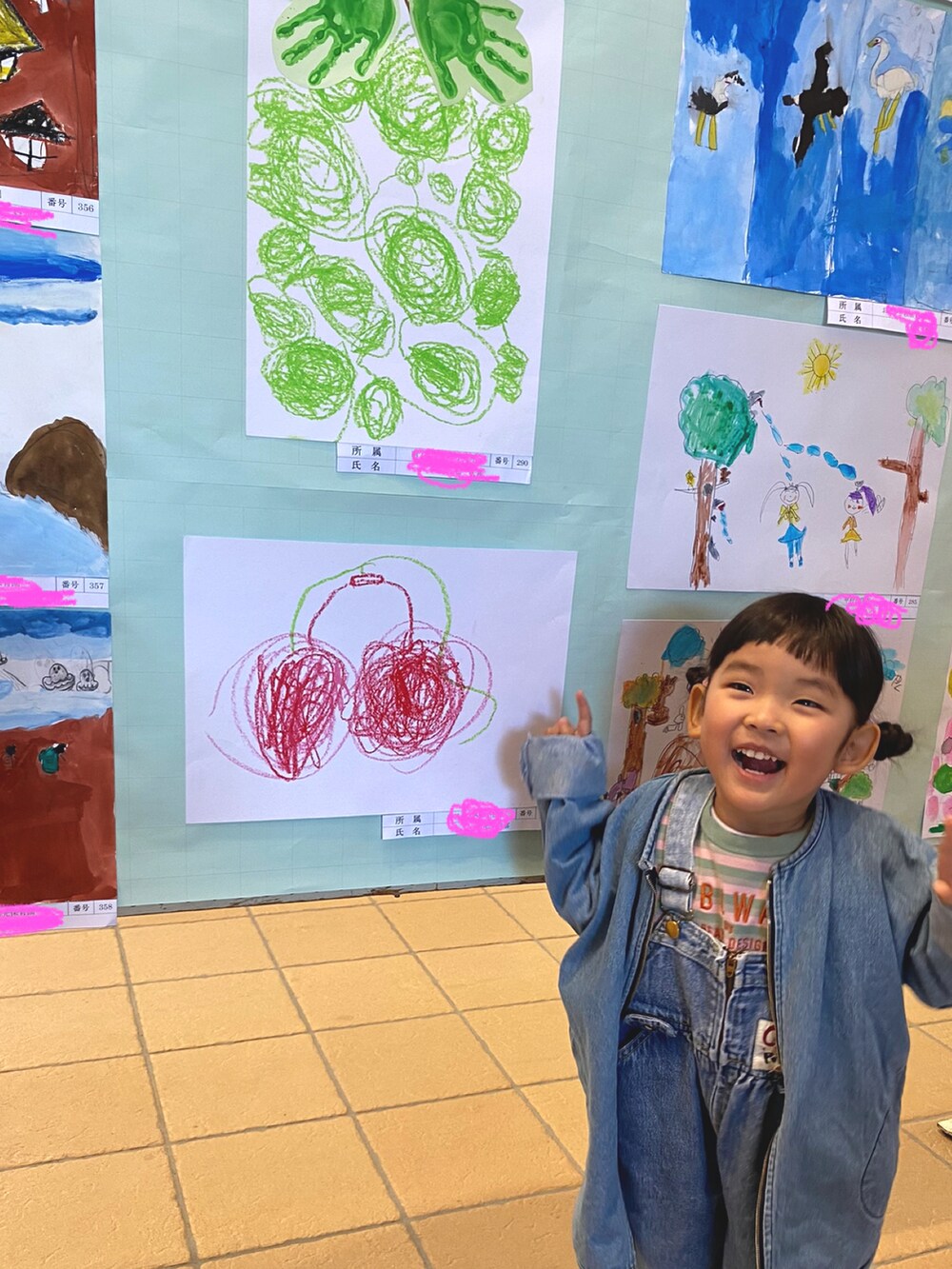 ブルー系のデニムジャケット、ブルー系のスニーカー、ブルー系のノーカラーコートを着用したキッズの春コーディネートの2枚目の写真