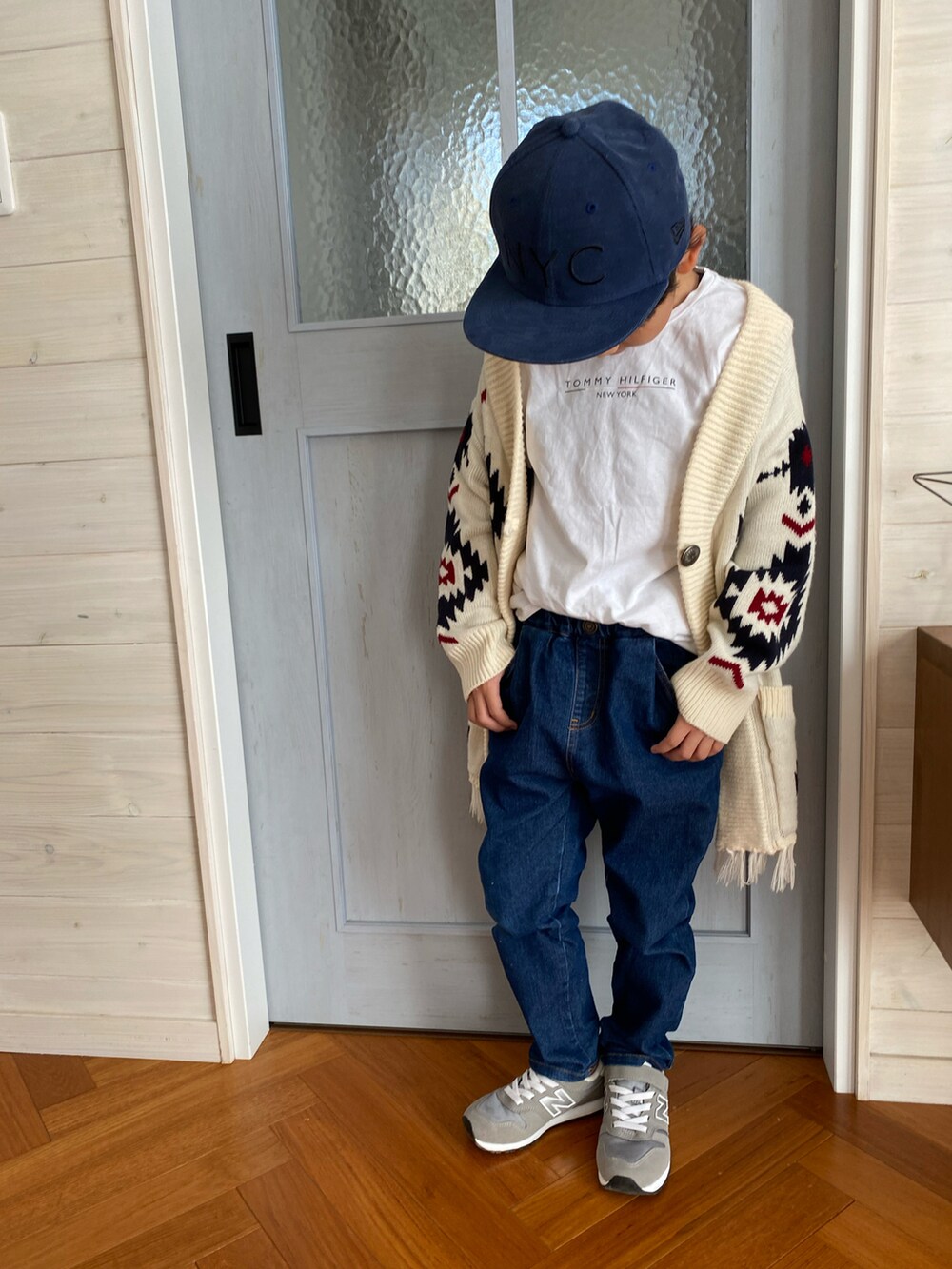 ホワイト系のTシャツ/カットソー、ブルー系のデニムパンツ、ホワイト系のその他アウターを着用したキッズの秋コーディネートの2枚目の写真
