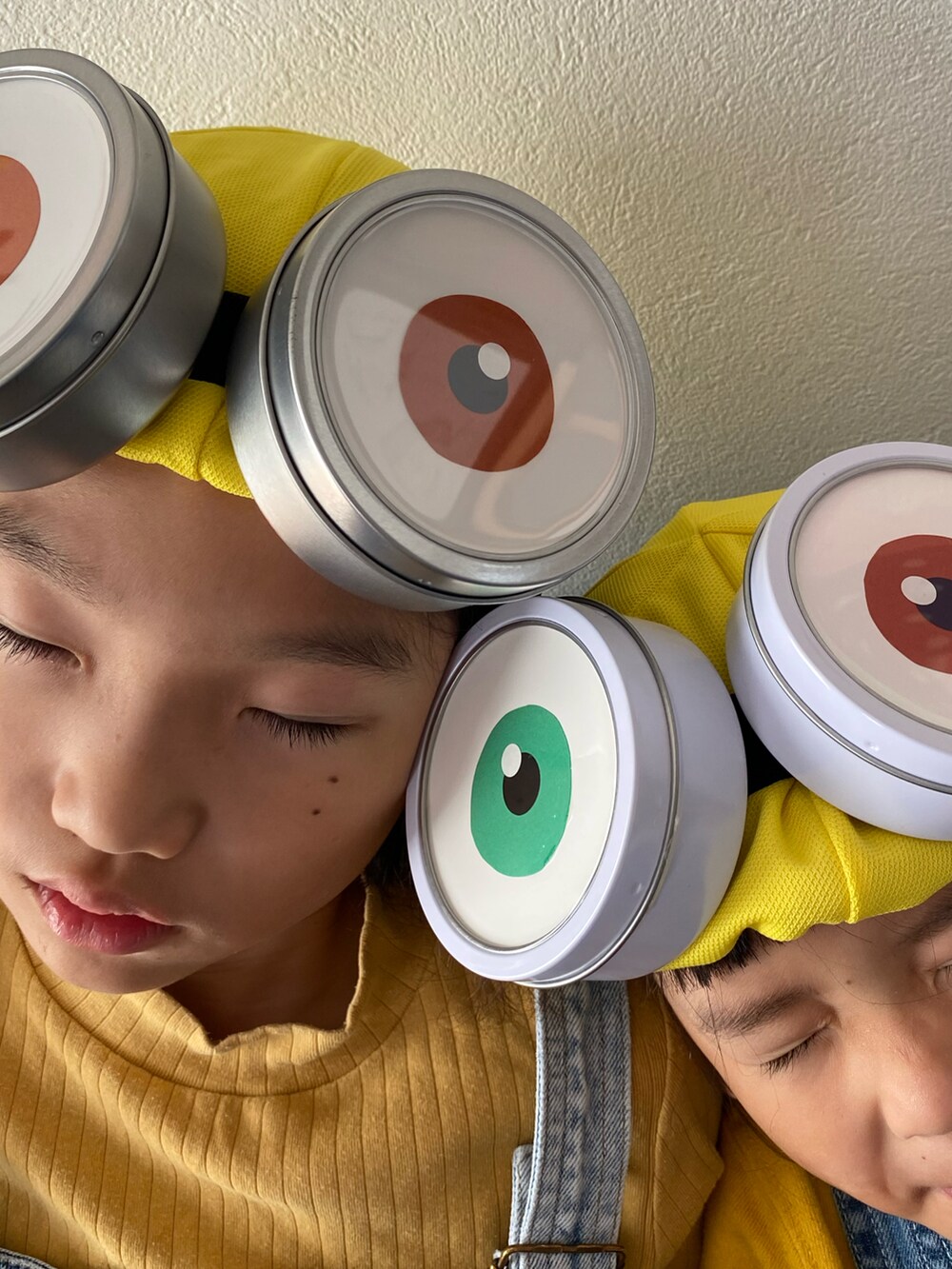 ブルー系のサロペット/オーバーオール、ブルー系のサロペット/オーバーオール、シルバー系のヘアバンドを着用したキッズの秋コーディネートの2枚目の写真