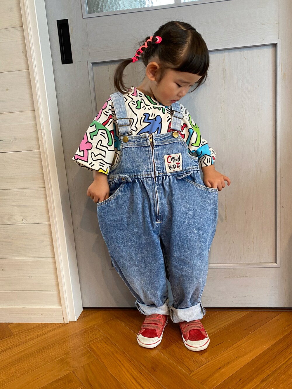 ホワイト系のセットアップ、ブルー系のサロペット/オーバーオール、レッド系のスニーカーを着用したキッズの夏コーディネートの2枚目の写真