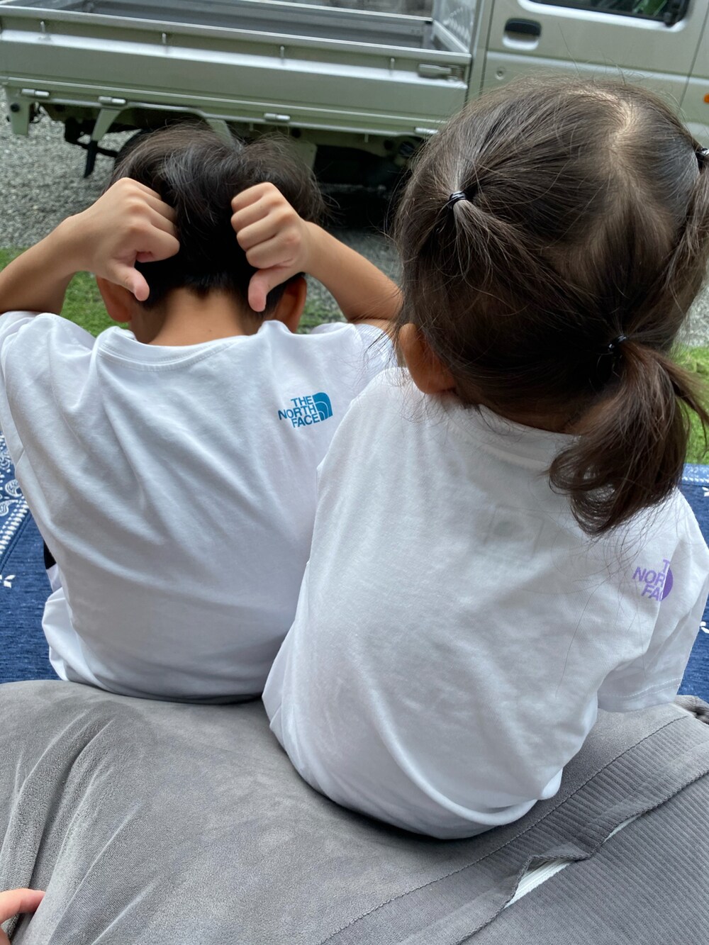 ブルー系のTシャツ/カットソー、ホワイト系のTシャツ/カットソー、その他のその他パンツを着用したキッズの夏コーディネートの2枚目の写真