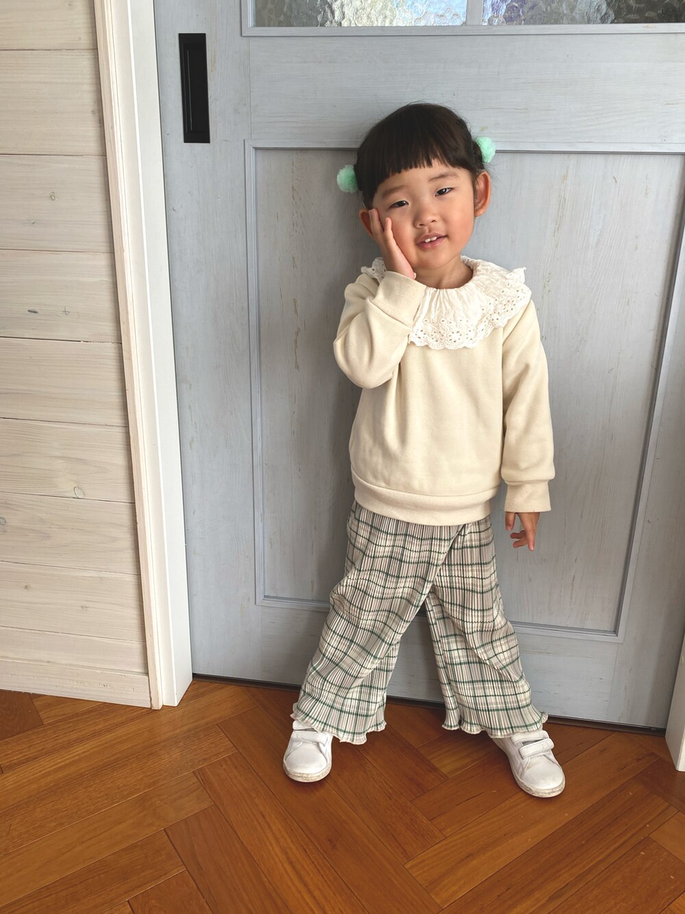 ホワイト系のスウェット、グリーン系のその他パンツ、パープル系のTシャツ/カットソーを着用したキッズの春コーディネートの2枚目の写真