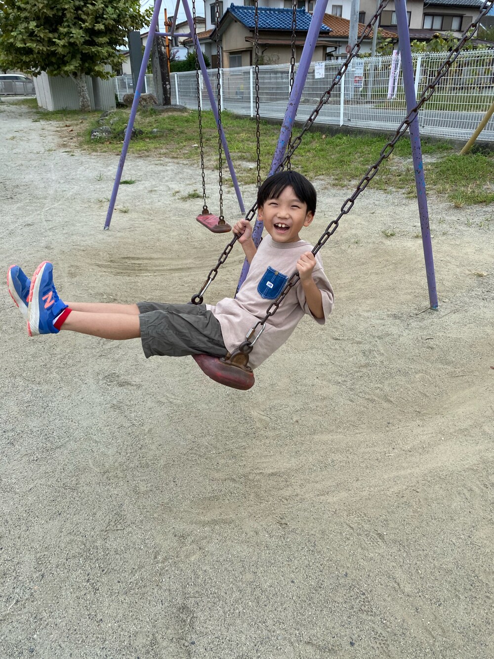 ベージュ系のTシャツ/カットソー、ブルー系のサロペット/オーバーオール、ブルー系のスニーカーを着用したキッズの秋コーディネートの2枚目の写真