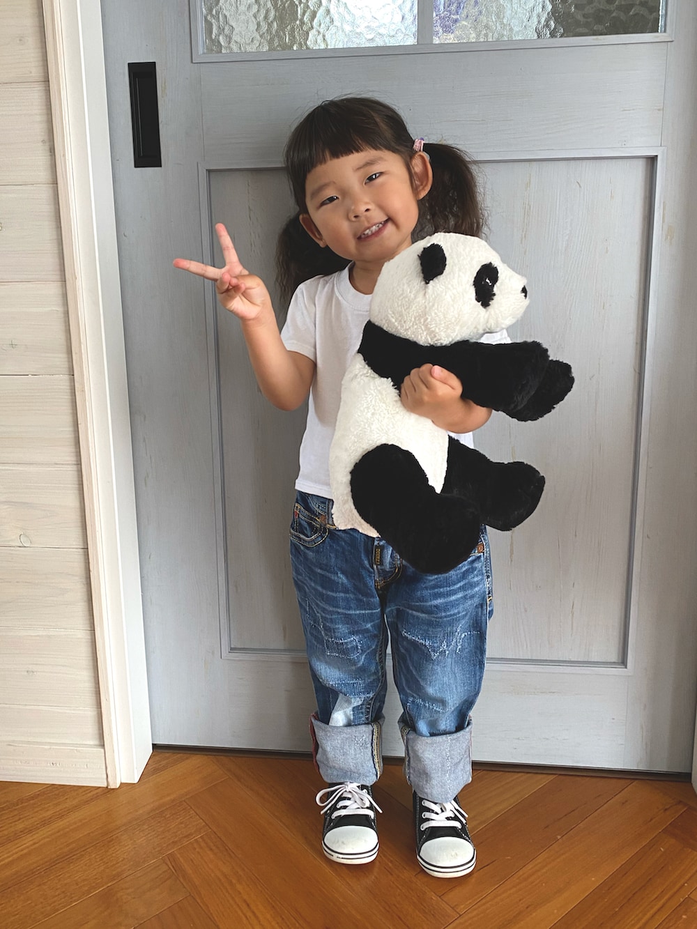 ブルー系のデニムパンツ、ホワイト系のTシャツ/カットソー、ブラック系のスニーカーを着用したキッズの夏コーディネートの2枚目の写真