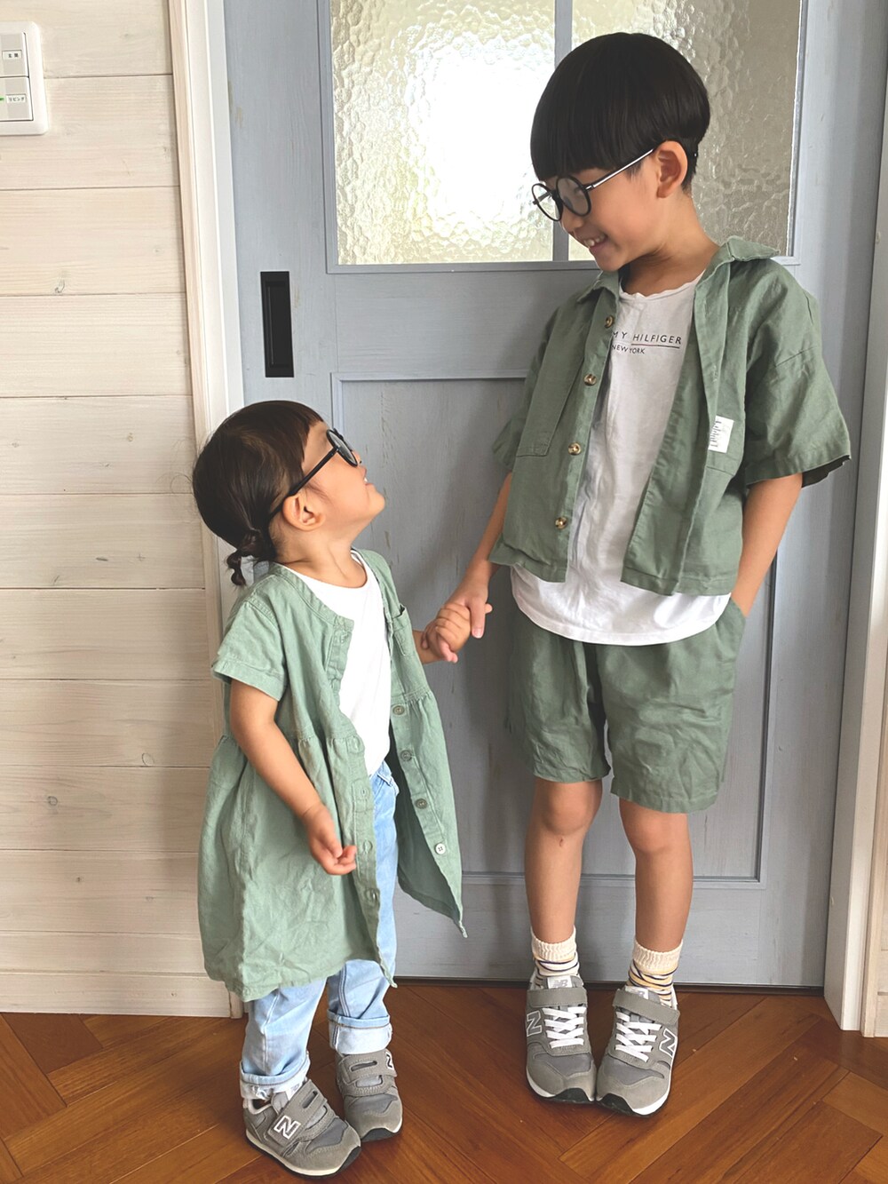ホワイト系のTシャツ/カットソー、グリーン系のワンピース、グレー系のスニーカーを着用したキッズの夏コーディネートの3枚目の写真