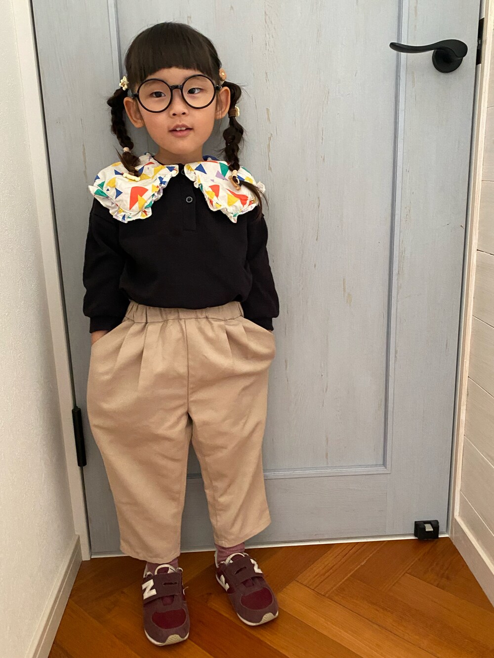 ブラック系のスウェット、ベージュ系のその他パンツ、レッド系のスニーカーを着用したキッズの秋コーディネートの2枚目の写真