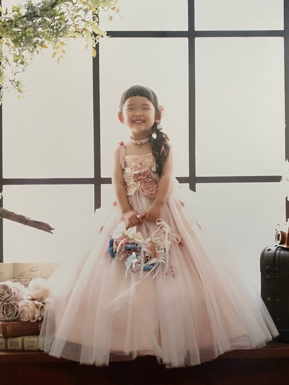 ピンク系の福袋/福箱を着用したキッズの秋コーディネートの2枚目の写真