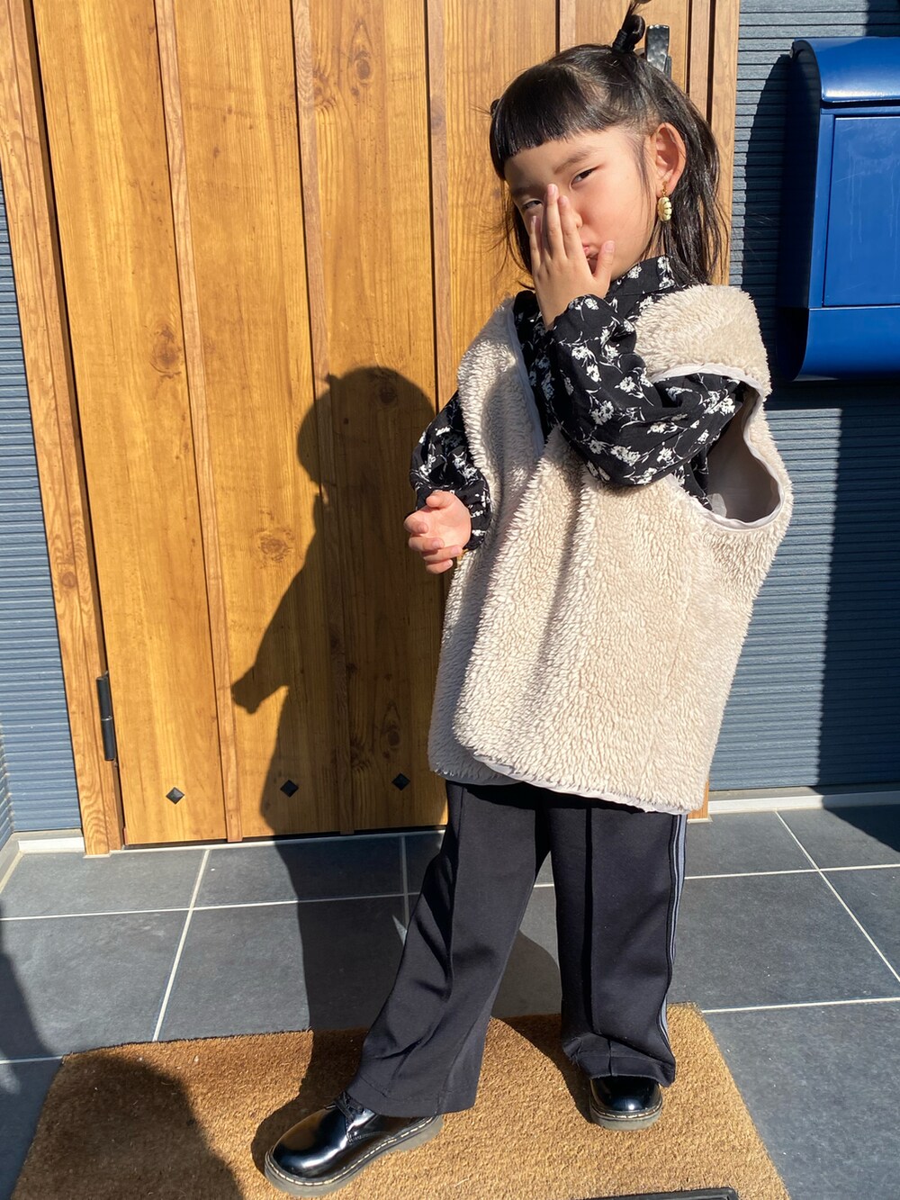 ブラック系のその他パンツ、ホワイト系のスウェット、ブラック系のシャツ/ブラウスを着用したキッズの冬コーディネートの2枚目の写真