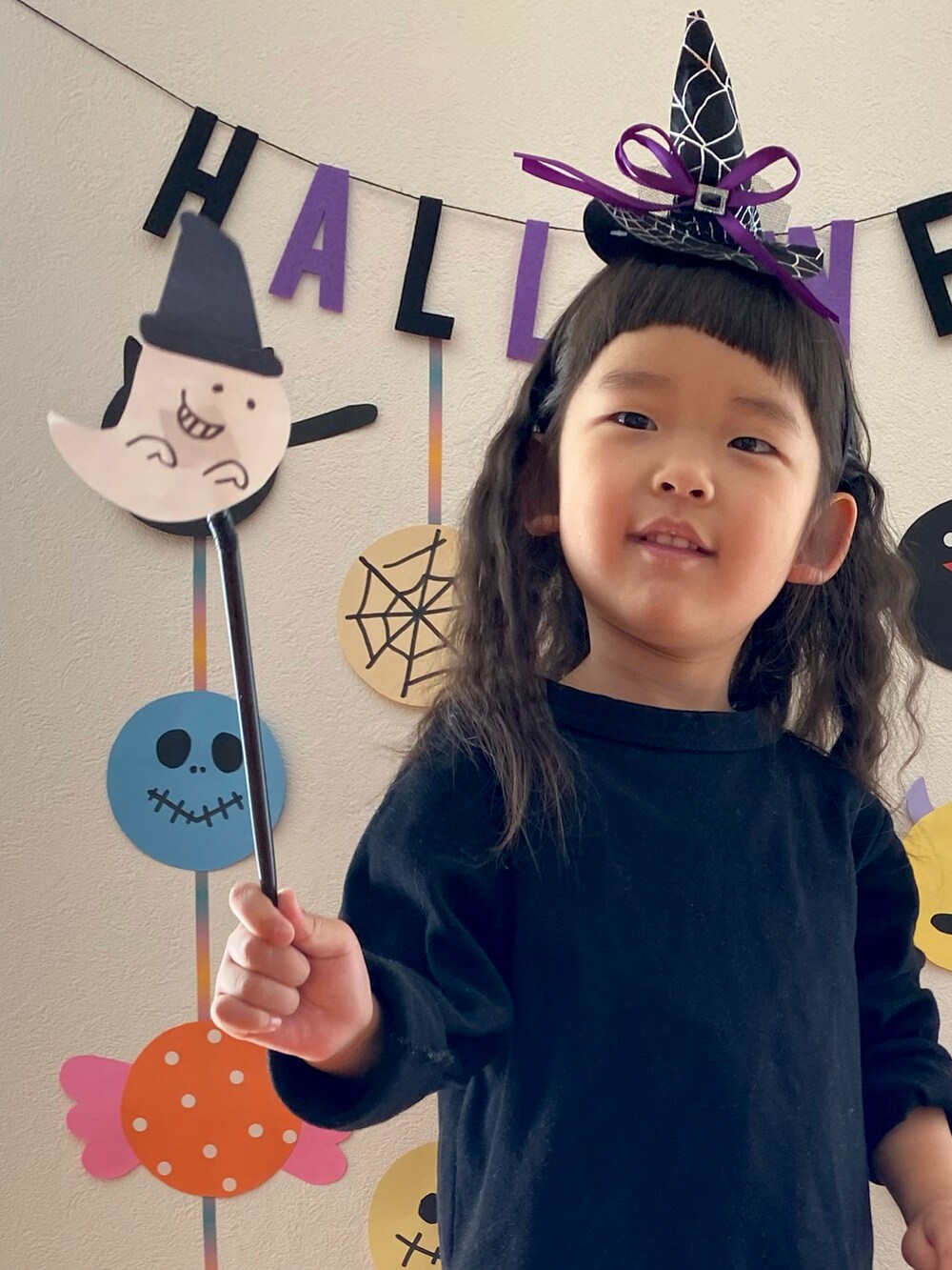 ブラック系のTシャツ/カットソー、ブラック系のソックス/靴下、ブラック系のカチューシャを着用したキッズの秋コーディネートの2枚目の写真