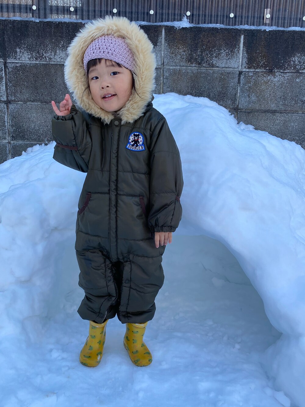 グリーン系のジャケット/アウター、ピンク系のニットキャップ/ビーニーを着用したキッズの冬コーディネートの2枚目の写真