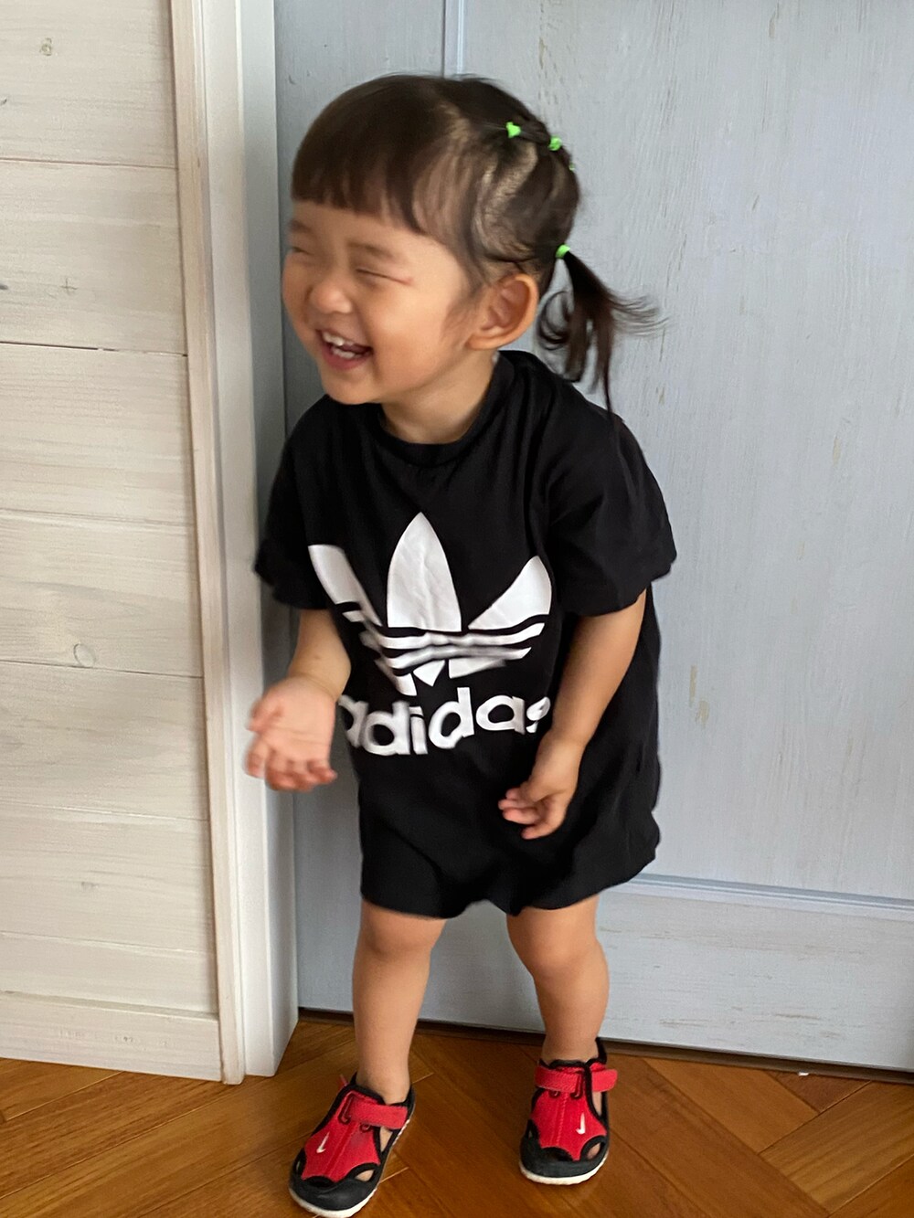 ブラック系のTシャツ/カットソー、レッド系のサンダルを着用したキッズの夏コーディネートの2枚目の写真