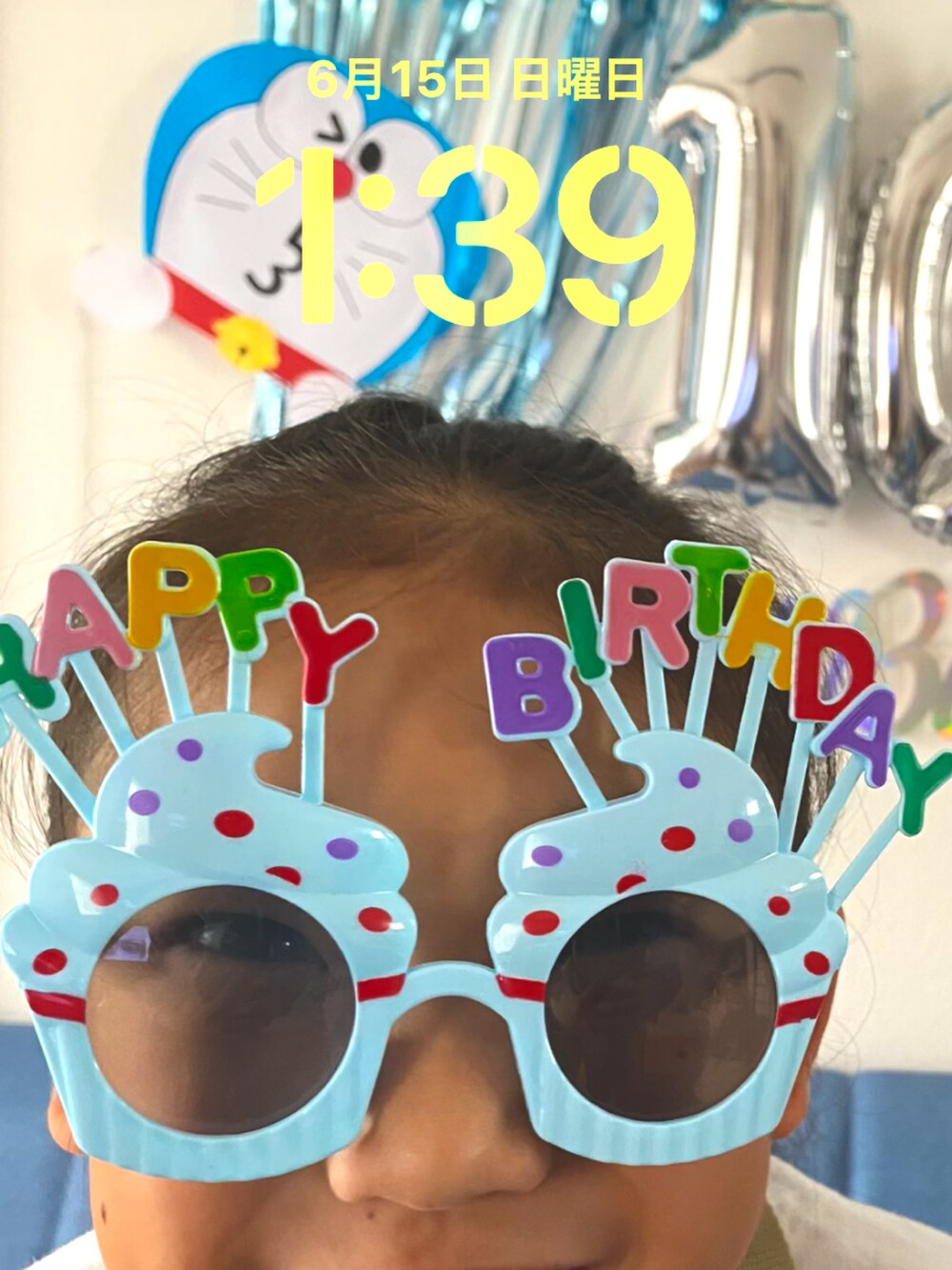 ホワイト系のデニムパンツを着用したキッズの夏コーディネートの3枚目の写真