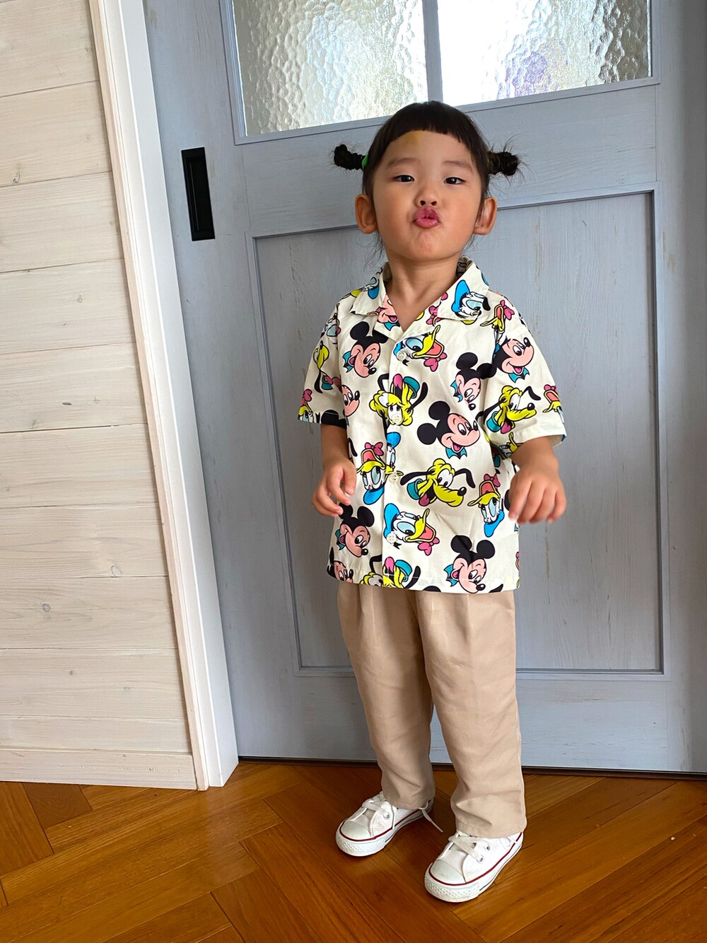 イエロー系のセットアップ、ベージュ系のその他パンツを着用したキッズの夏コーディネートの2枚目の写真