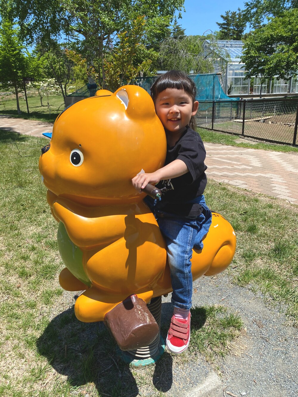 ブラック系のTシャツ/カットソー、レッド系のスニーカー、レッド系のスニーカーを着用したキッズの春コーディネートの5枚目の写真