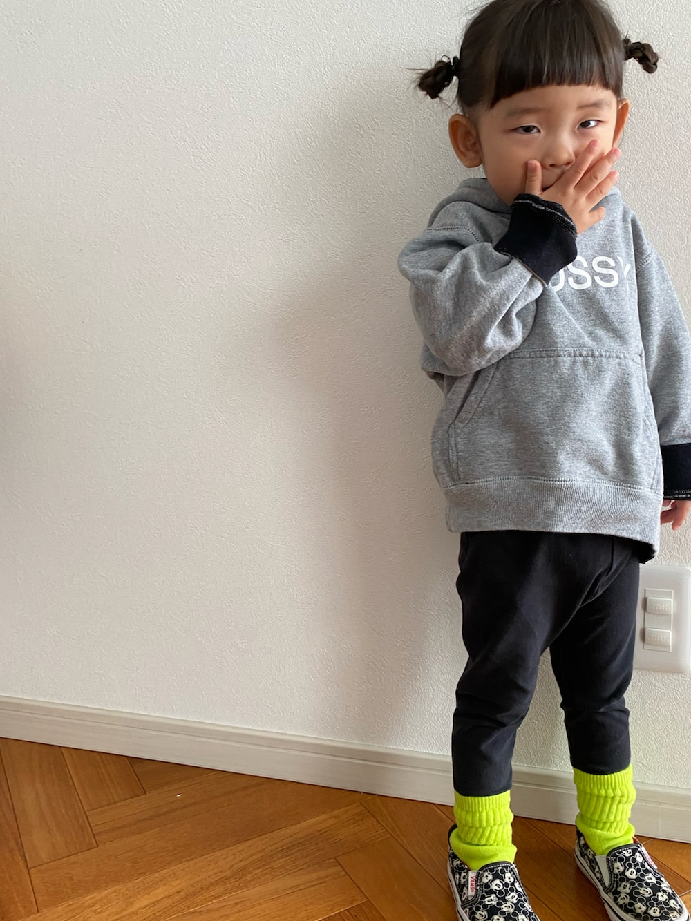 グレー系のスニーカー、ブルー系のスニーカー、ブラック系のマウンテンパーカーを着用したキッズの秋コーディネートの3枚目の写真