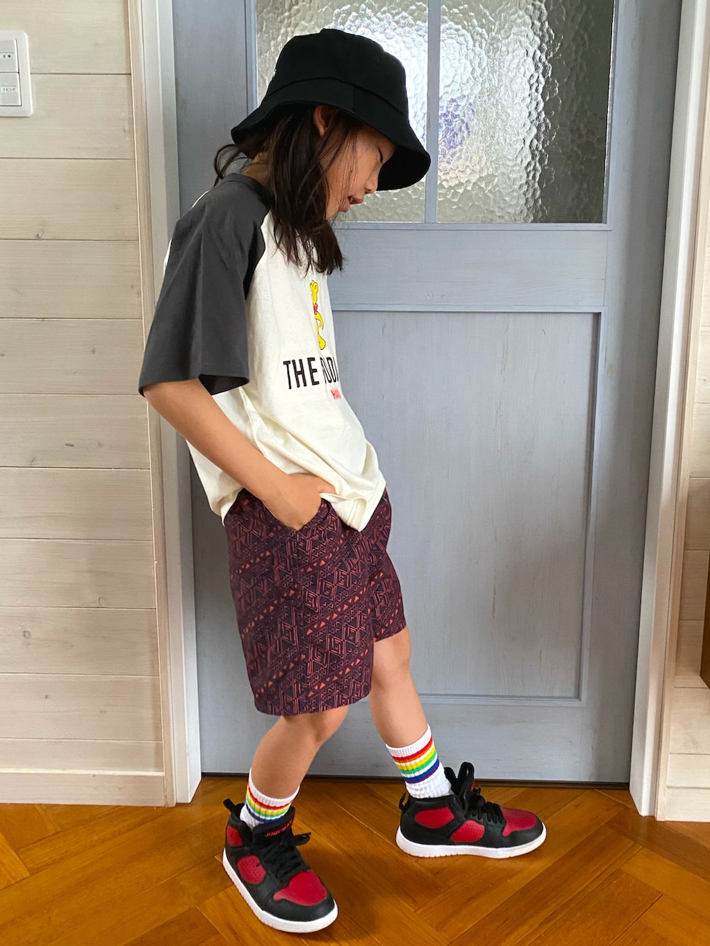 ホワイト系のTシャツ/カットソー、レッド系のその他パンツ、レッド系のスニーカーを着用したキッズの春コーディネートの3枚目の写真