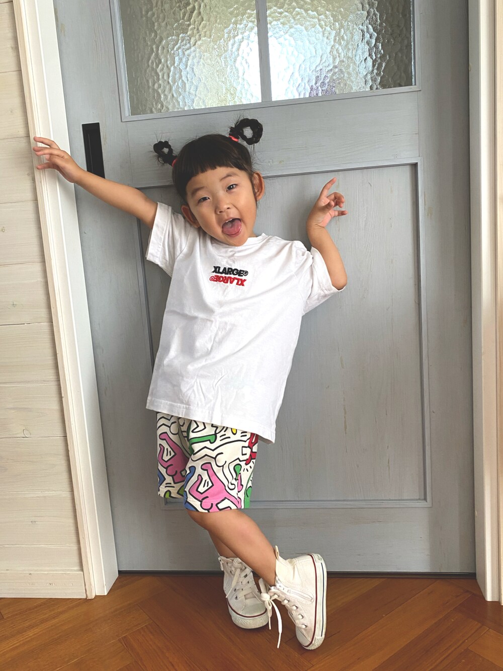 ホワイト系のTシャツ/カットソー、ホワイト系のセットアップ、ホワイト系のスニーカーを着用したキッズの夏コーディネートの2枚目の写真